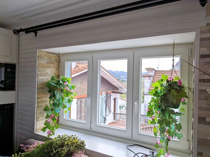 - VENTANA DE PVC EN BLANCO DE TRES HOJAS CON INSTALACIÓN EN CASTRO URDIALES, CANTABRIA