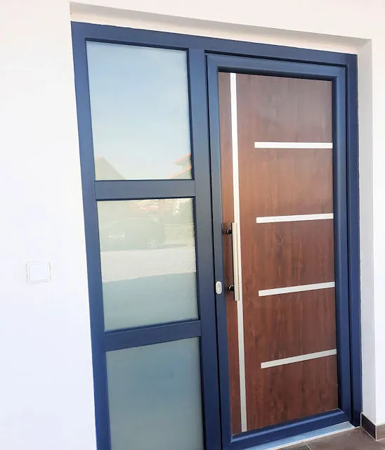 PUERTA DE ENTRADA EN PVC GRIS ANTRACITA CON PANEL EN IMITACIÓN NOGAL EN CANTABRIA