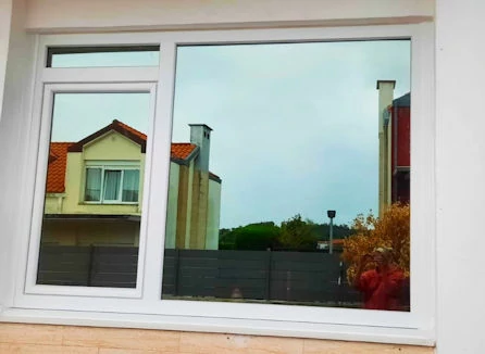 Ventana en triple junta en PVC blanco con vidrios de espejo en Cantabria