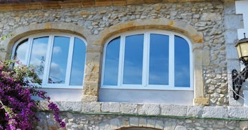 Ventana de PVC con perfil curvado en Cantabria