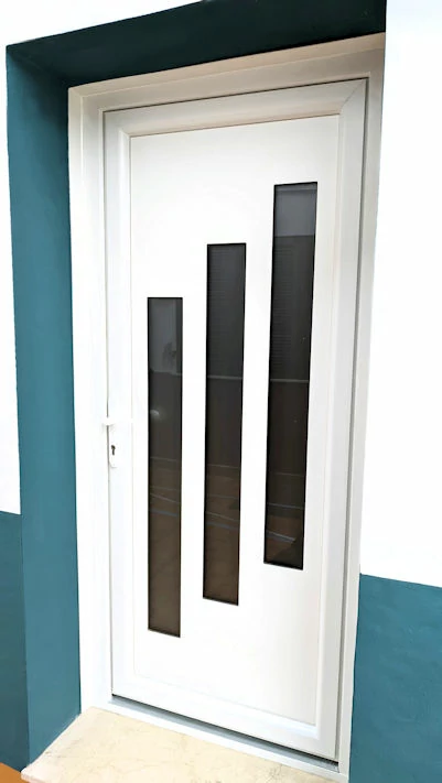 Puerta en PVC blanco con panel con vidrio Danubio V