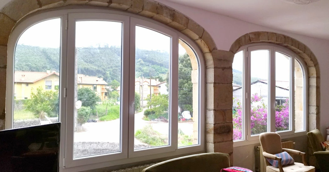 Ventana de PVC con forma redondeada en su parte superior en Cantabria