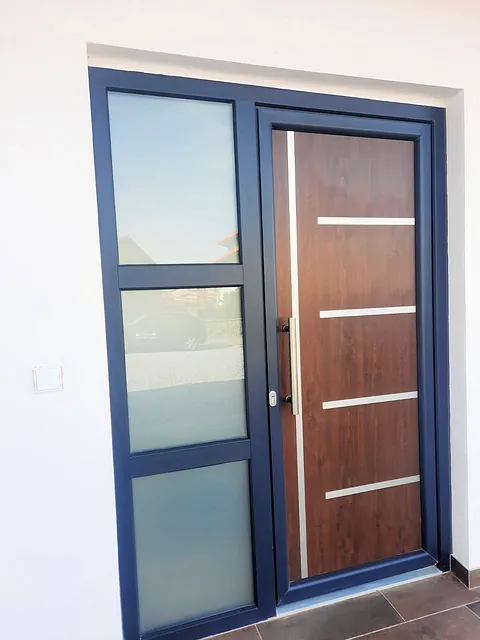 Puerta de PVC en gris antracita con panel en nogal VENTANAS DE LA PARTE