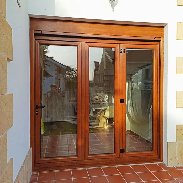 puertas plegables en roble dorado con persiana