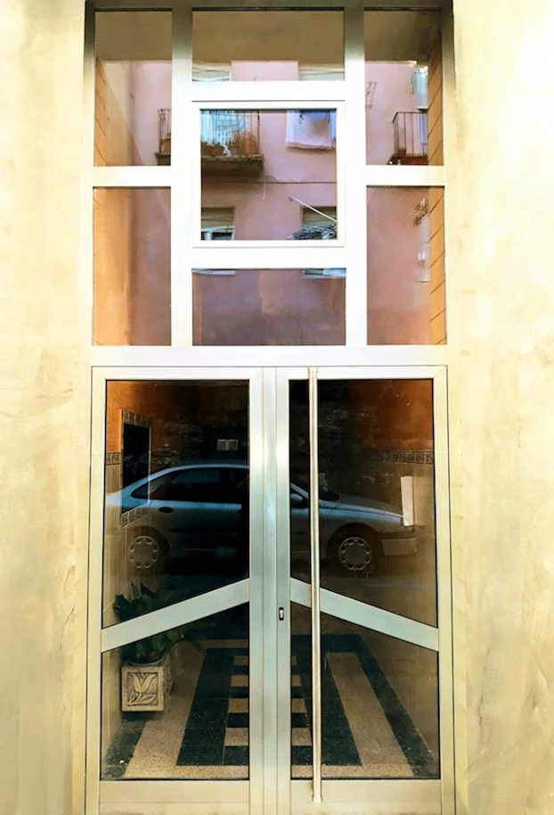 Puertas de Portal con fijos arriba con ventana para ventilar y travesaños con forma en Santander, Cantabria