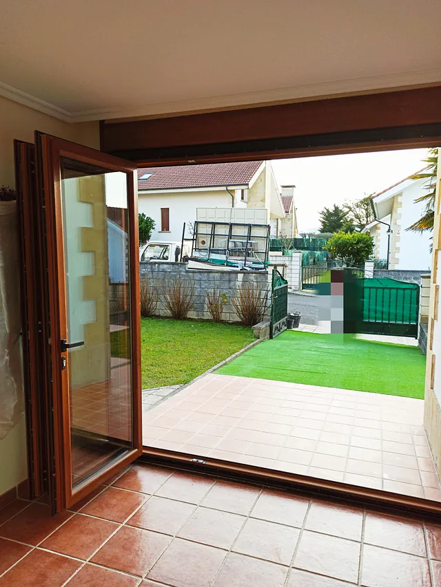 PUERTAS PLEGABLES EN IMITACIÓN MADERA VENTANAS DE LA PARTE CANTABRIA