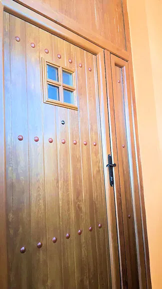 Puerta en imitación madera con panel VENTANAS DE LA PARTE EN CANTABRIA