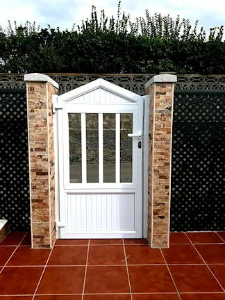 portilla de PVC en blanco con barrotillos