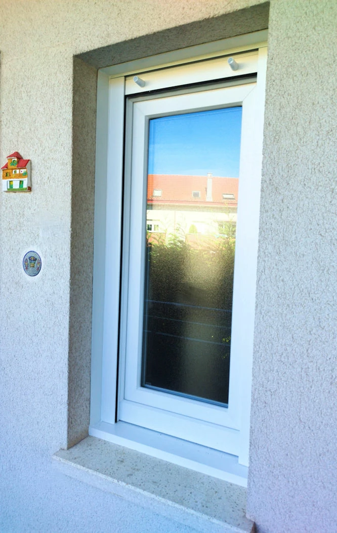 Ventana de una hoja de PVC en un baño con vidrio borroso y hoja recta