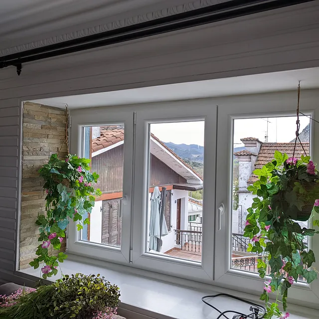 Ventana de tres hojas en PVC blanco, en Cantabria